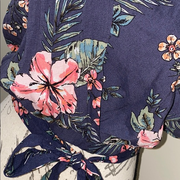 Aqua flounce sleeve floral top - Picture 4 of 7